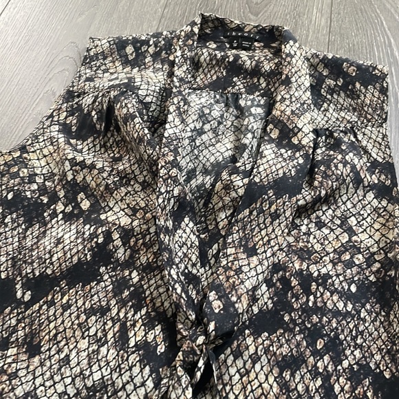 Theory Arilia Snake Lace Top Small  100% Silk - Picture 3 of 4